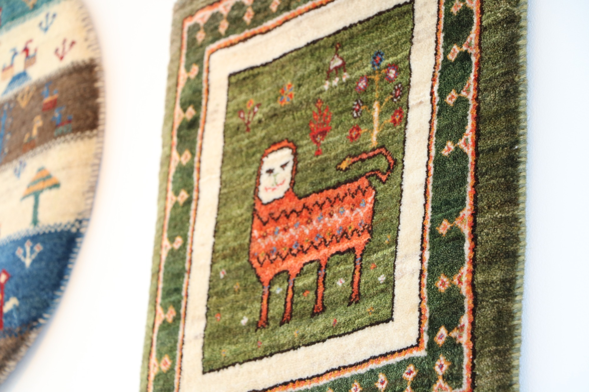 壁とミニギャッベ