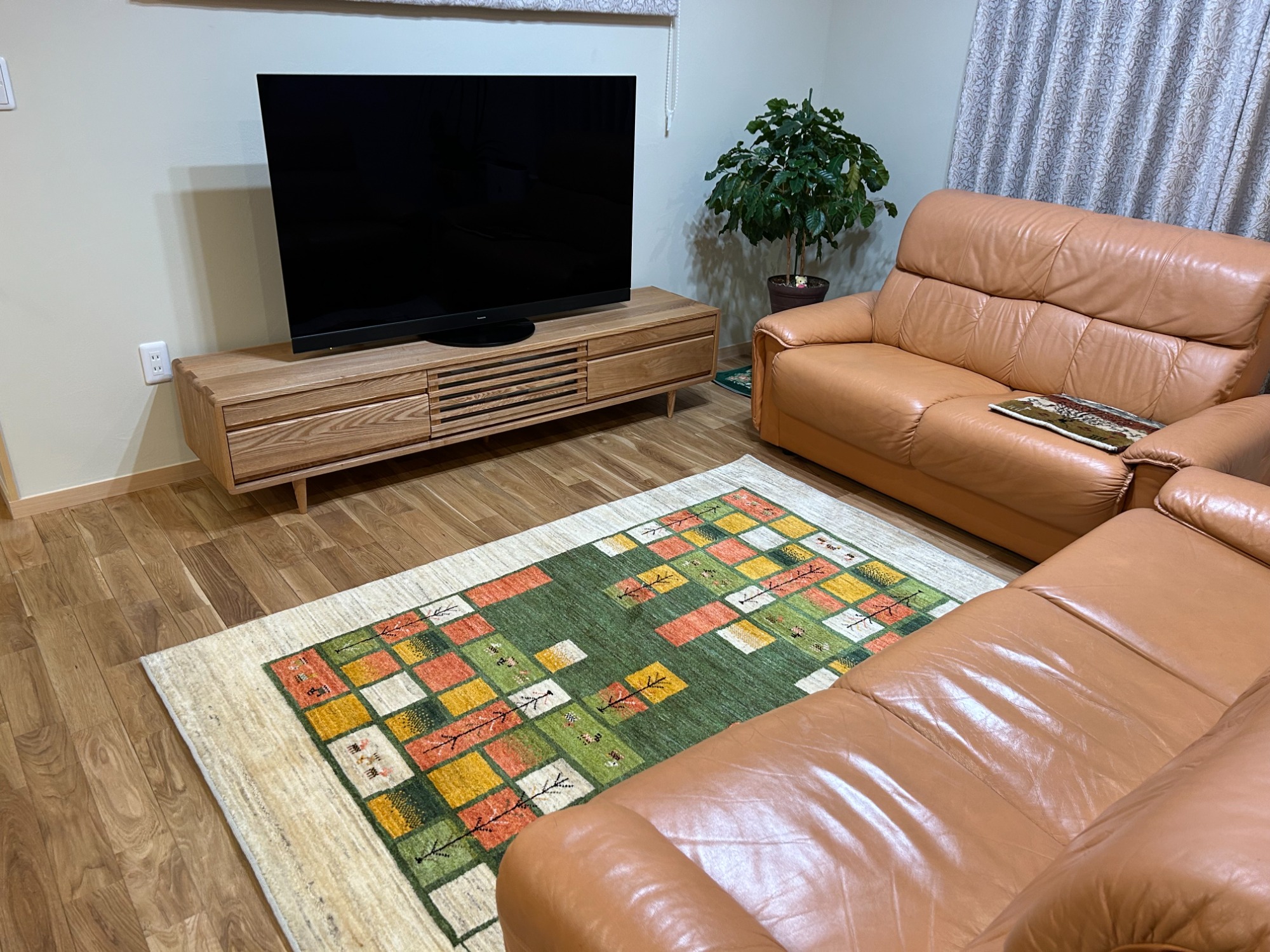 L字ソファーにザクロギャッベを