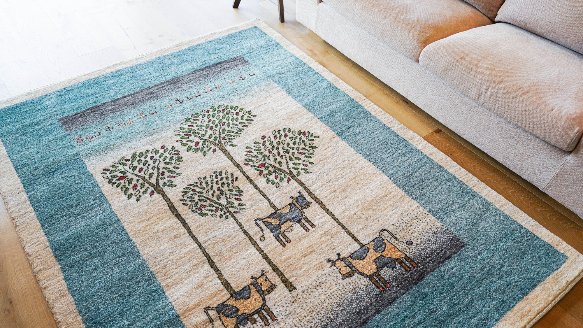 使用事例④　リビングギャッベ牛青