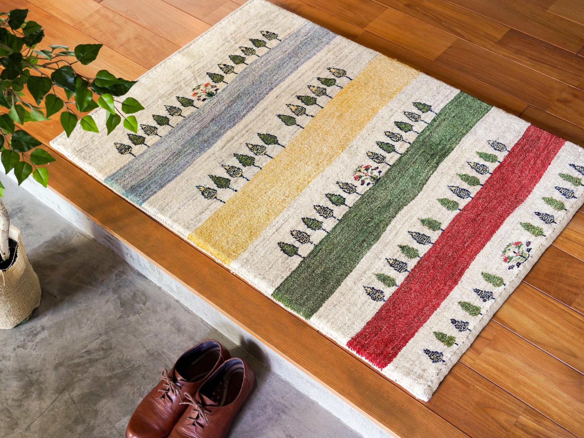 使用事例④　ギャッベ　玄関チャラク　糸杉