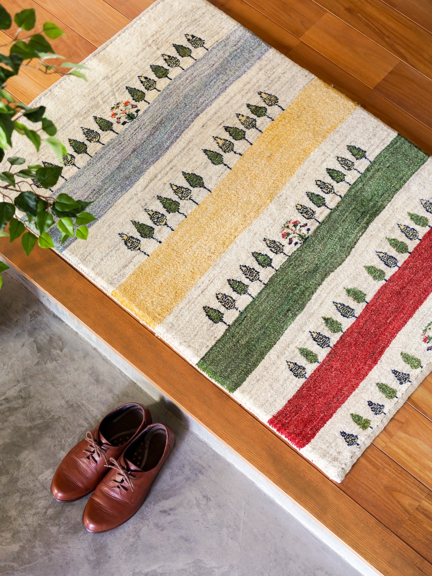 使用事例④　ギャッベ　玄関チャラク　糸杉