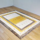 アマレ・198×155・黄色・グレー・白・原毛・木・羊・リビングサイズ・使用イメージ画