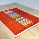 アマレ・200×152・赤・カラフル・羊・木・リビングサイズ・使用イメージ画