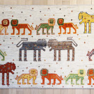 アマレライオン・103×151・ベージュ・カラフル・ミックス・たくさんのライオン・センターラグサイズ・真上画