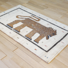 アマレライオン・138×79・ベージュ・木・ライオン・王様・玄関サイズ・使用イメージ画