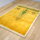 アマレ・150×100・黄色・糸杉・鹿・センターラグサイズ・使用イメージ画