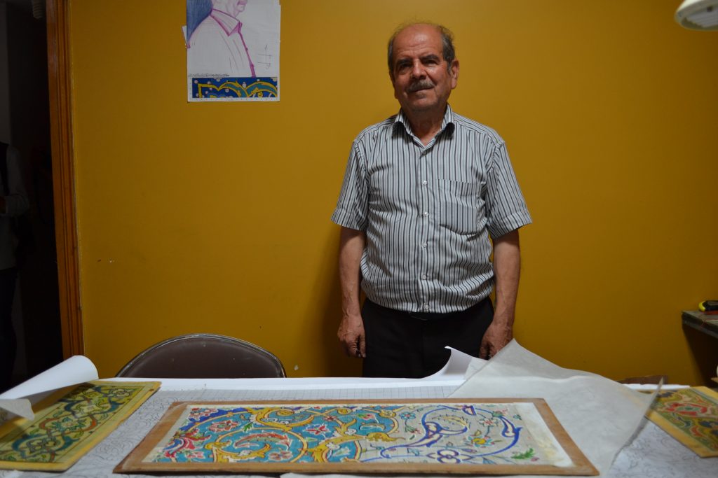 ペルシャ絨毯の下絵を制作する職人