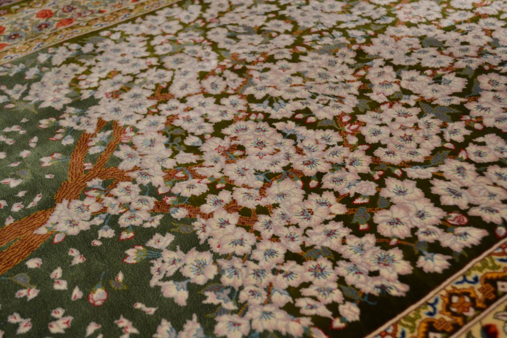 イランクムの有名工房ラジャビアン工房の桜の木をモチーフにしたシルク絨毯