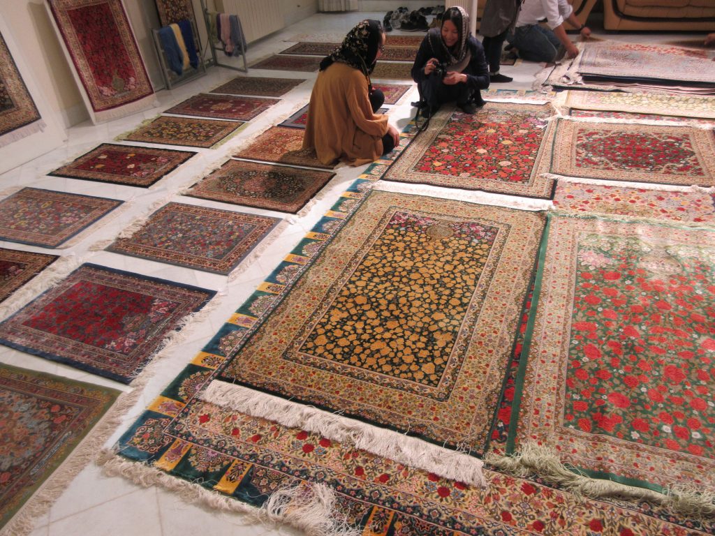 イランクムの有名工房ラジャビアン工房のシルク絨毯
