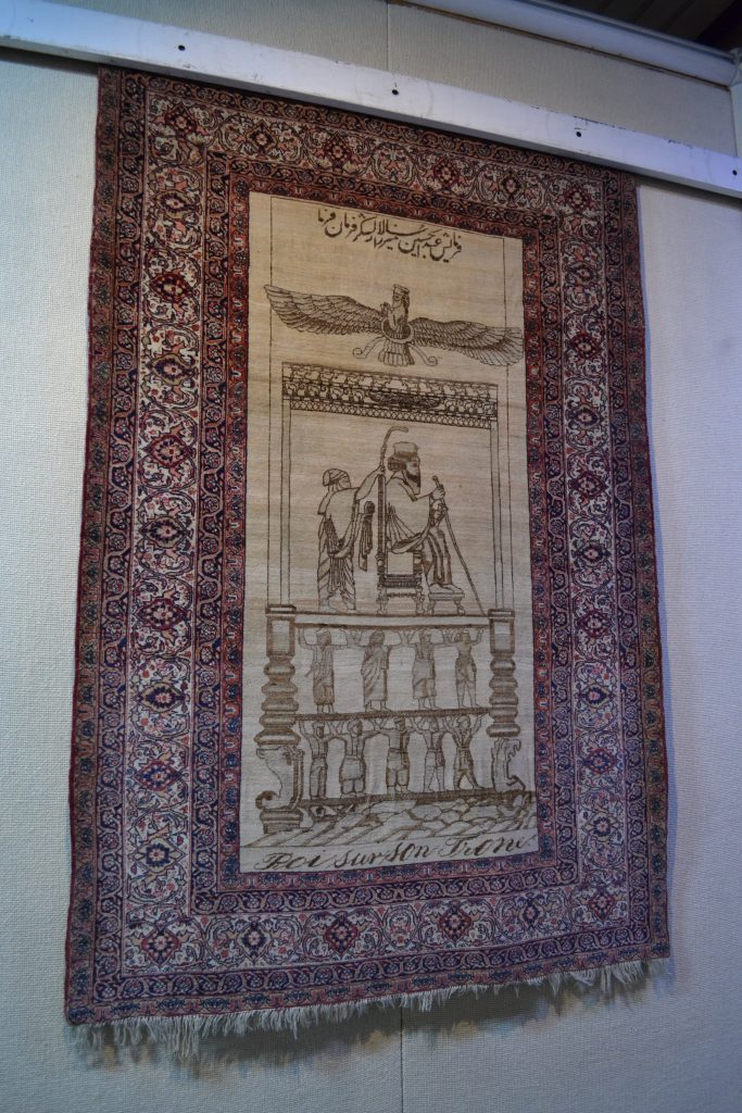 イランの首都テヘランにある、絨毯博物館に展示されているゾロアスターの紋章が描かれた絨毯