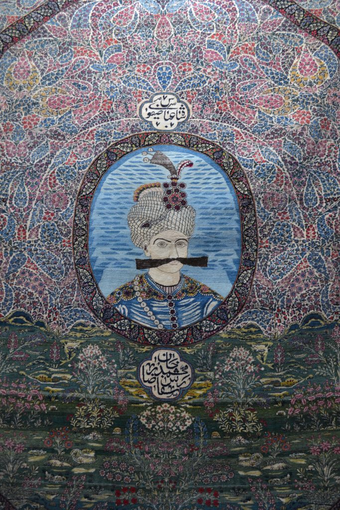 イランの首都テヘランにある、絨毯博物館に展示されている、ガージャール朝の皇帝が描かれたケルマン産の絨毯