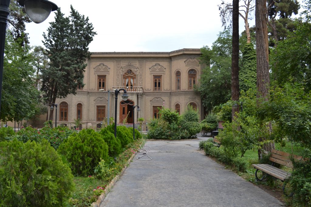 イランの首都テヘランにある、アーブギーネ博物館の外装