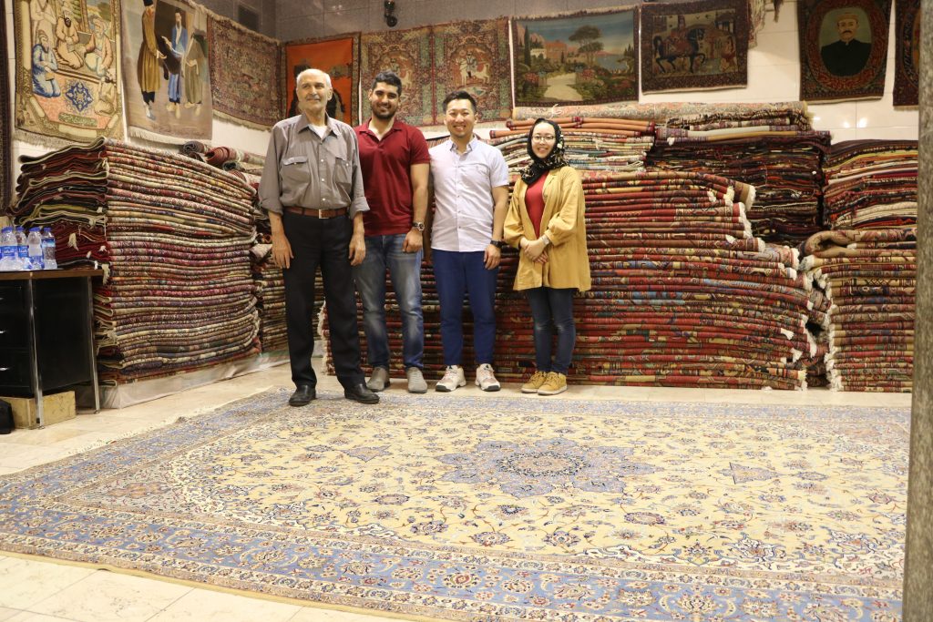 テヘランのバザール内にあるオールド絨毯を取り扱うゴリザデのお店