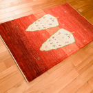 アマレ・122×77・赤色・グラデーション・糸杉・羊・玄関サイズ・使用イメージ画