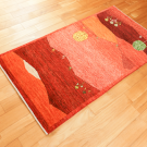 カシュクリ・135×73・赤色・風景・木・羊・夕日・玄関サイズ・使用イメージ画