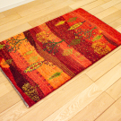 カシュクリランドスケープ・102×59・赤色・橙色・生命の樹・糸杉・玄関マットサイズ・使用イメージ画