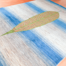 アマレ・238×171・青色・原毛・糸杉・小花・鹿・グラデーション・リビングサイズ・使用イメージ画