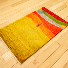 カシュクリ・97×58・黄色・赤色・糸杉・羊・風景・玄関サイズ・使用イメージ画
