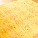 アマレ・195×152・黄色・生命の樹・鹿・孔雀・リビングサイズ・使用イメージ画