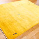 アマレ・168×123・黄色・鹿・人・木・センターラグサイズ・使用イメージ画
