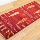 アマレ・137×51・糸杉・羊・麦・赤色・廊下敷き・かまちサイズ・使用イメージ画