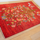 ルリバフ・119×77・赤色・花・生命の樹・馬・人・鳥・玄関マット・使用イメージ画